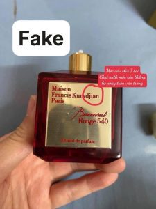 Lỗi font chữ J trên chai MFK Baccarat Rouge 540 đỏ fake