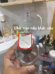 Nắp chai Le Labo Another 13 giả khắc chữ xấu - ảnh Facebook