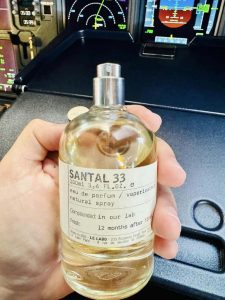 Tem chai Le Labo Santal 33 hơi cũ nhưng vẫn đúng tone màu, chữ in đẹp