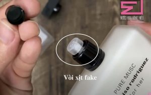 Vòi xịt chai nước hoa Narciso Pure Musc trắng fake