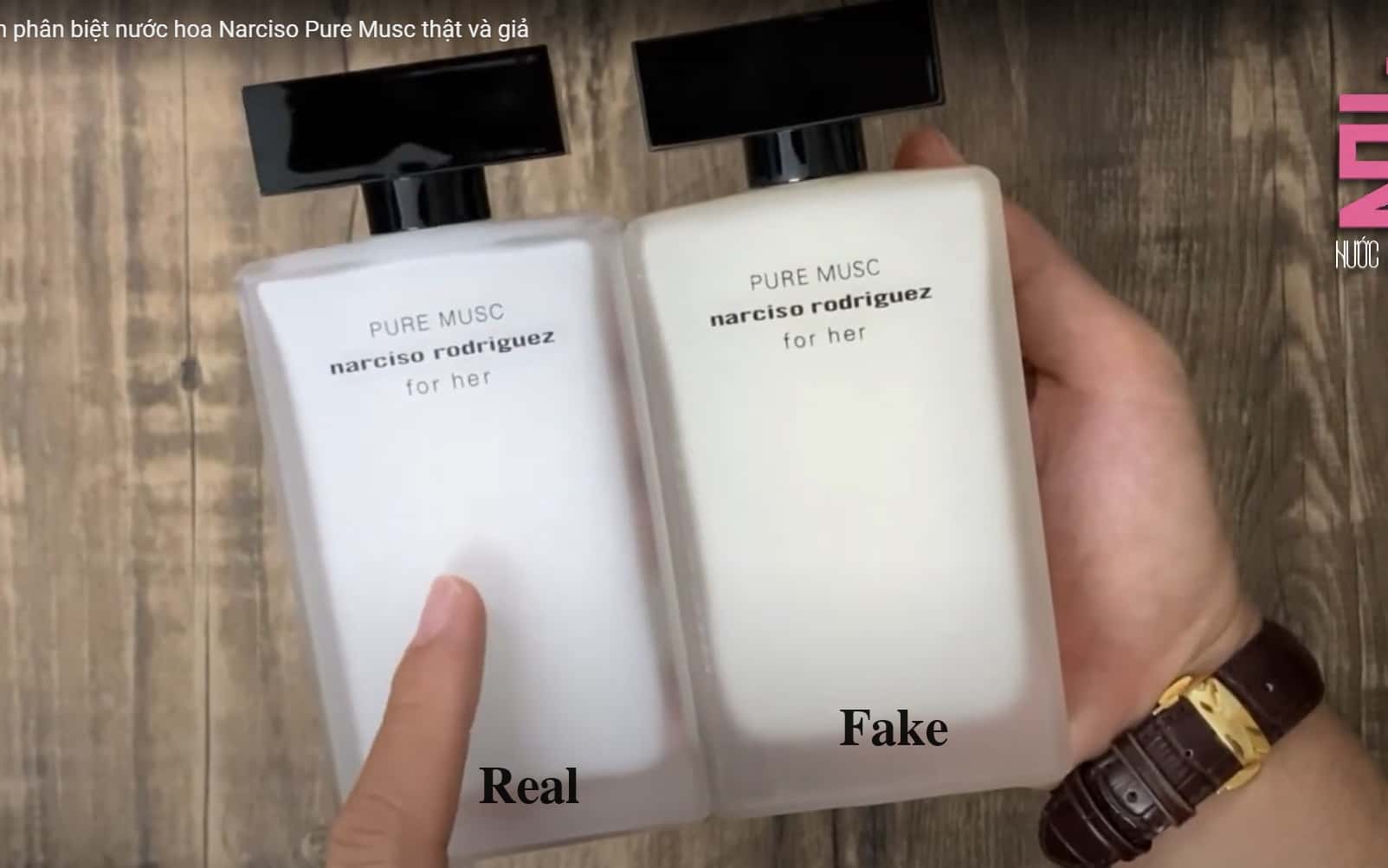 Màu sắc giữa chai nước hoa Narciso trắng real và fake